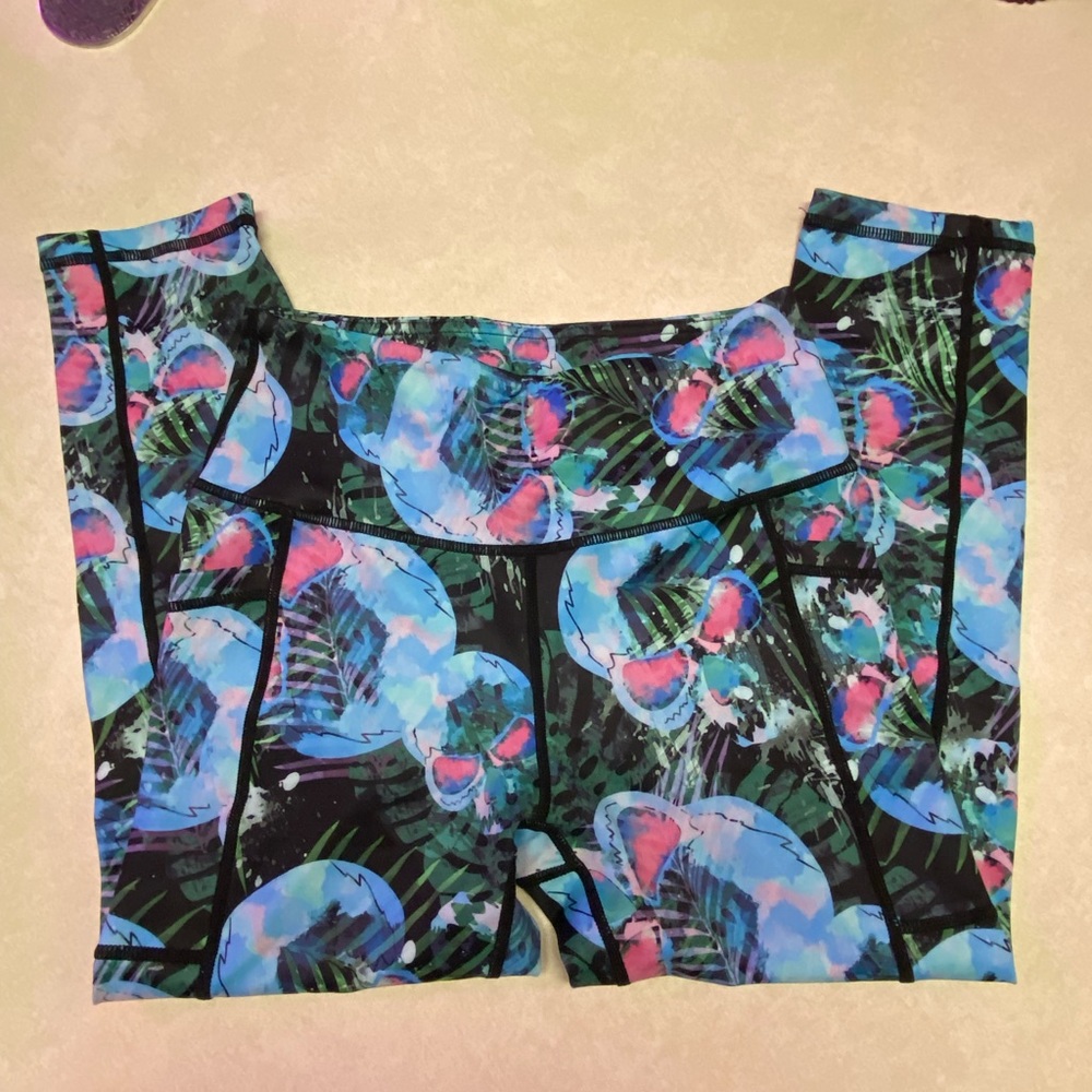 Tropical skull leggings. Capri length.
